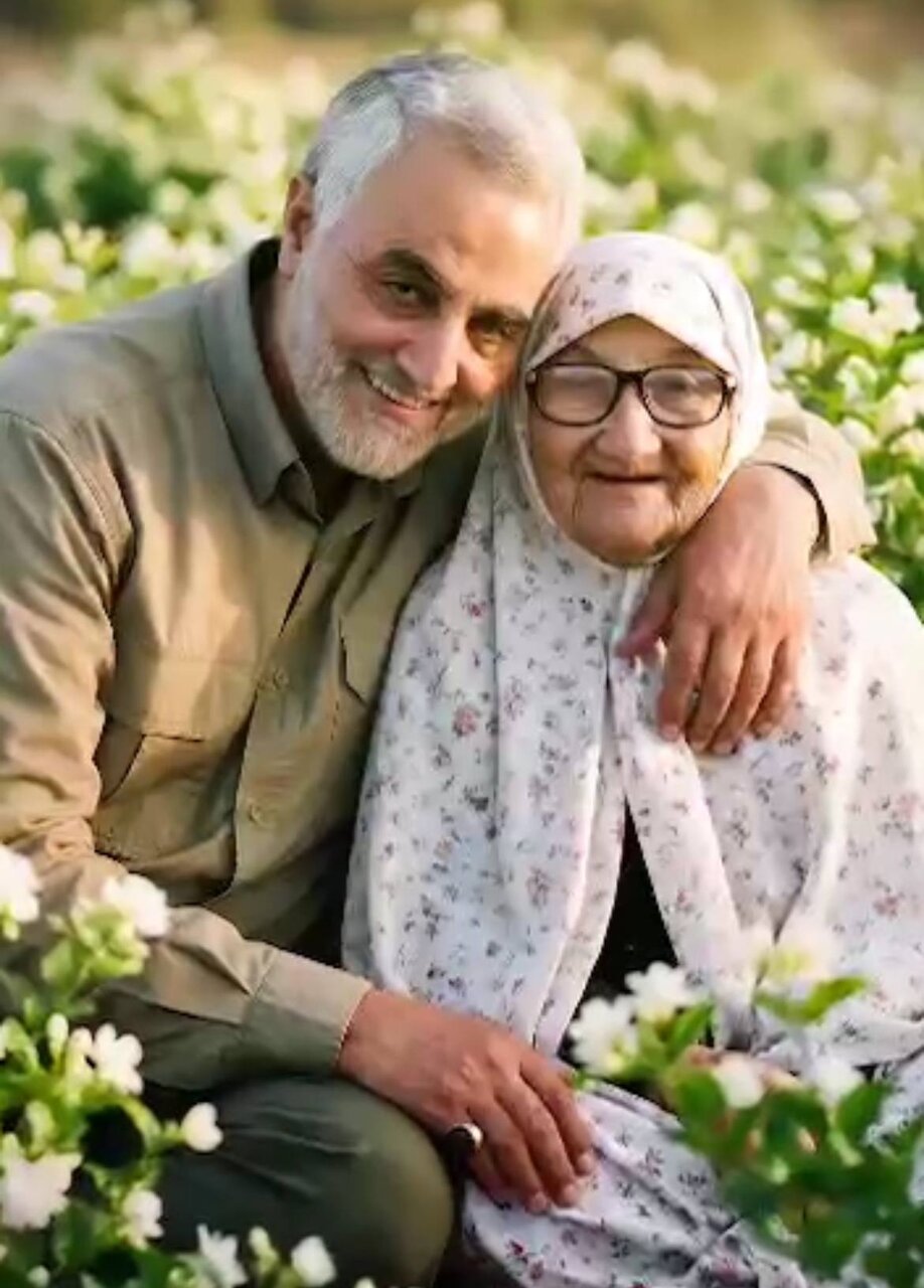 عکس شهید سردار سلیمانی در کنار مادرش عکس شهید سردار سلیمانی در کنار مادرش